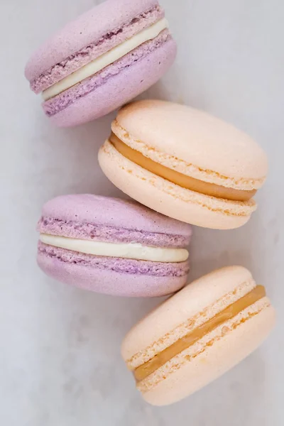 Macaron Francesi Colore Giallo Viola Pastello Sul Tavolo Marmo Bianco — Foto Stock