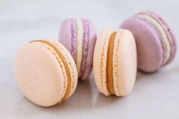 Macaron Francesi Colore Giallo Viola Pastello Tavolo Marmo Bianco — Foto Stock