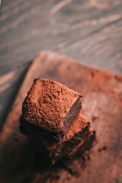 Μπράουνις Παρακμιακή Υγρό Σκοτεινή Σοκολάτα Μπύρα Stout Κόβουμε Τετράγωνα Σκούρο — Φωτογραφία Αρχείου