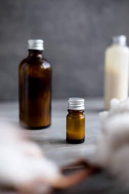 Spa kozmetik gri beton tablo üzerinde kahverengi cam şişelerde. Uzay kopyalayın. Güzellik blogger, salon terapisi, Minimalizm kavramı