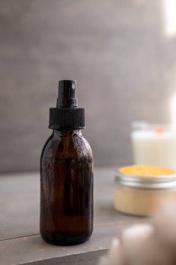 Spa kozmetik gri beton tablo üzerinde kahverengi cam şişelerde. Uzay kopyalayın. Güzellik blogger, salon terapisi, Minimalizm kavramı, dikey