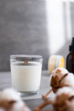 Organik gri Beton Çimento masada soya mum kokulu. Çatı katı iç dekor, Minimalizm kavramı. Portre, kopya alanı metin için