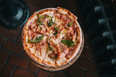 Pizza carbonara rustik ahşap masa üzerinde. Karanlık gıda fotoğrafçılığı kavramı. Üstten görünüm