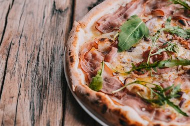 Restorandaki ahşap masada pizza carbonara. Yemek fotoğrafçılığı konsepti. Kopyalama alanı