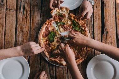 Pizza carbonara rustik ahşap masa üzerinde. Gıda fotoğrafçılığı kavramı. Üstten görünüm