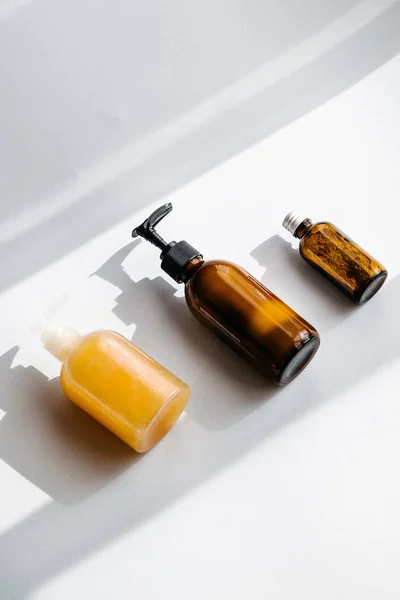 Botol Kaca Coklat Dengan Kosmetik Organik Atas Kepala Cahaya Langsung — Stok Foto