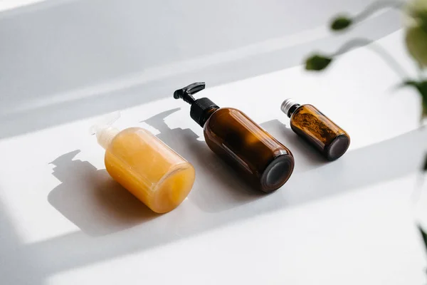Organik kozmetik yükü ile cam kahverengi şişe. Doğrudan güneş ışığı. Güzellik bloglama minimalizm kavramı