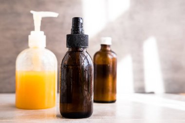 Spa kozmetik gri beton masada şişelerde. Metin için yer kopyalayın. Güzellik bloglama, salon terapisi, mockup, Minimalizm kavramı marka