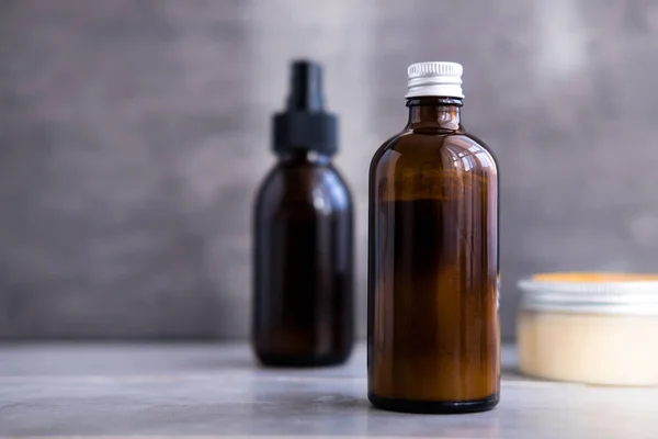 Cosmétiques Spa Bouteilles Verre Marron Sur Table Béton Gris Espace Photo De Stock