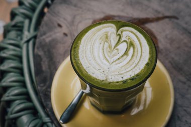 Matcha çay latte sanat yukarıdan vegan Hindistan cevizi sütü ile. Açık kahve dükkanı tablo