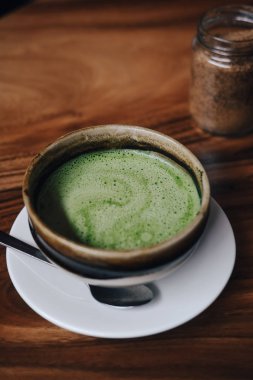 Vegan Hindistan cevizi sütü yukarıdan Matcha çay. Çay töreni