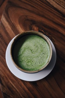 Vegan Hindistan cevizi sütü yukarıdan Matcha çay. Çay töreni