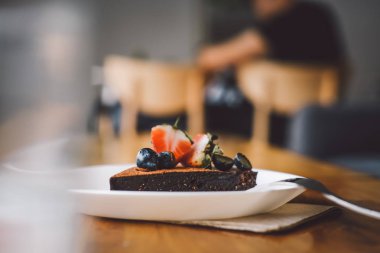 Vegan ham çikolatalı avokado brownie kek ahşap masa üzerine bir parça. Şeker ücretsiz, ücretsiz, süt buğday ücretsiz, unsuz tatlı. Karanlık ruh gıda fotoğraf, bloglama. Sağlıklı beslenme, yaşam tarzı kavramı