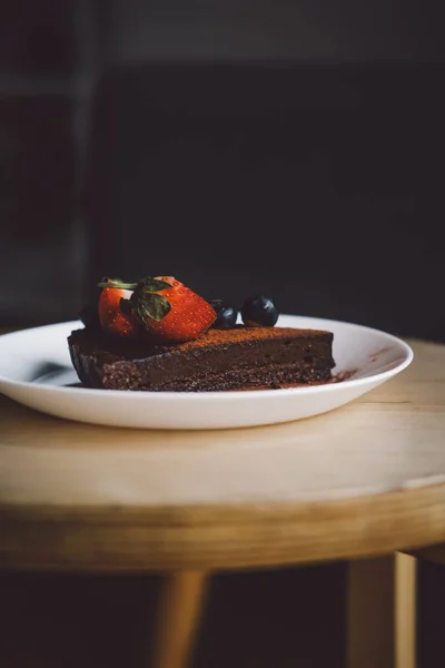 Sepotong Kue Coklat Alpukat Coklat Mentah Vegan Atas Meja Kayu — Stok Foto