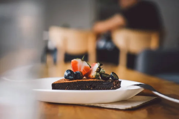 Один Шматок Вегетаріанського Сирого Шоколадного Торта Авокадо Дерев Яному Столі — стокове фото