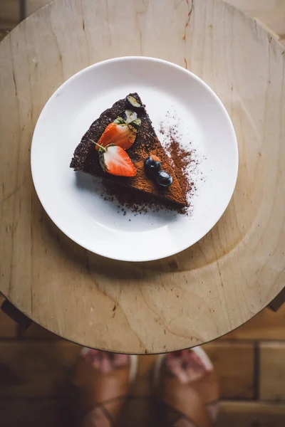 Eine Scheibe Veganer Roher Schokoladenkuchen Auf Einem Holztisch Von Oben — Stockfoto