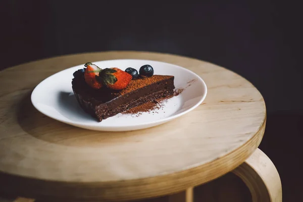 Один Кусочек Веганского Сырого Шоколадного Торта Авокадо Деревянном Столе Сахара Стоковое Изображение