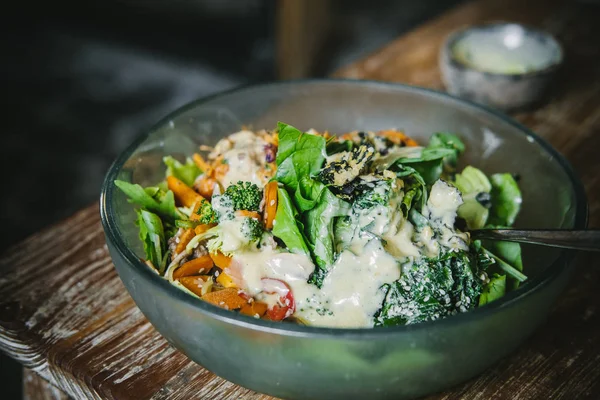 Salad Vegetarian Dengan Berbagai Sayuran Dan Sayuran Dan Saus Dalam — Stok Foto