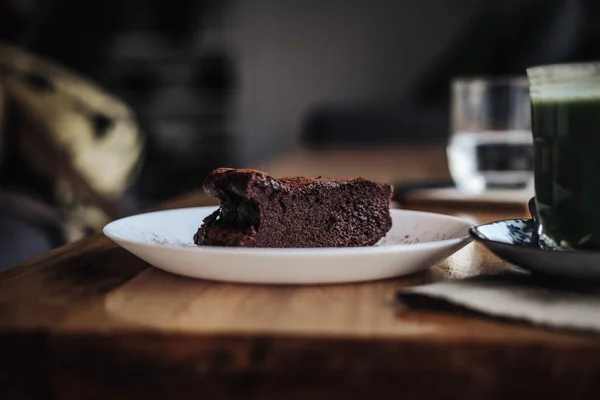Eine Scheibe Veganer Schokoladen Brownie Kuchen Auf Einem Holztisch Zuckerfrei — Stockfoto