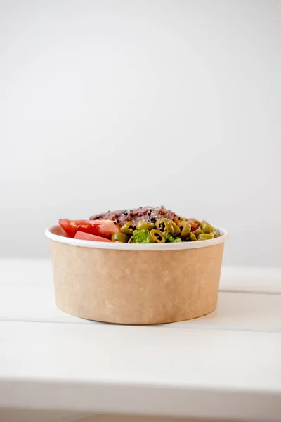 Ambil Salad Dalam Mangkuk Kertas Kerajinan Sekali Pakai Latar Belakang — Stok Foto