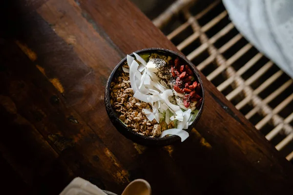 Zelené Smoothie Misky Goji Kokosové Chipsy Müsli Poleva Lehký Dřevěný — Stock fotografie