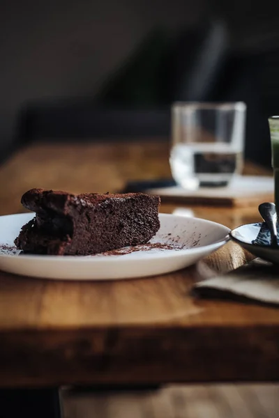 Una Fetta Torta Vegana Cioccolato Brownie Sul Tavolo Legno Dolce — Foto Stock