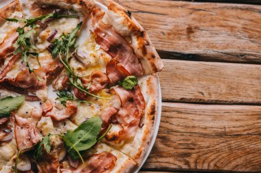 Pizza carbonara rustik ahşap masa üzerinde. Gıda fotoğrafçılığı kavramı. Üstten görünüm, boşaltmak