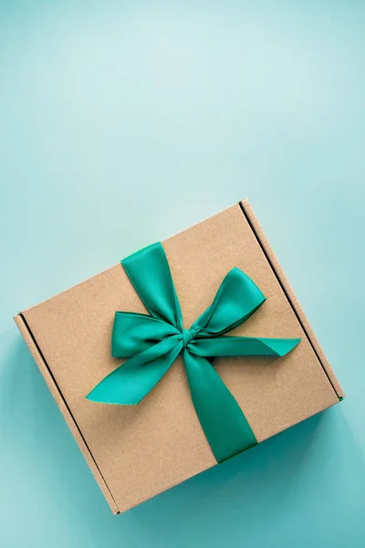 Одна Коробка Паперовою Коробкою Зеленою Стрічкою Синьому Фоні Зверху Мінімалізм — стокове фото