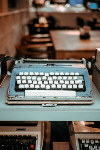 Old Fashioned Retro Typewriter Close Photo Sun Flares Filter Effect — Stock Photo, Image