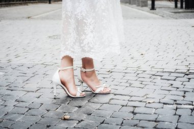 Zarif yüksek topuklu sandalet ve dantel vintage elbise içinde gelin. Portre, kopya alanı
