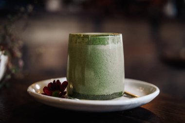 Matcha latte sanat cam vegan Hindistan cevizi sütü ile. Boşaltmak, görüntü filtresi tonda.