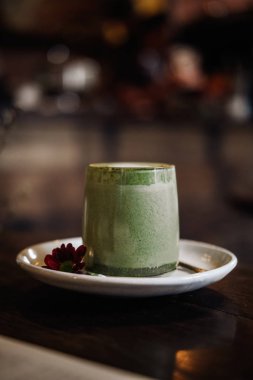 Matcha latte sanat cam vegan Hindistan cevizi sütü ile. Boşaltmak, görüntü filtresi tonda.