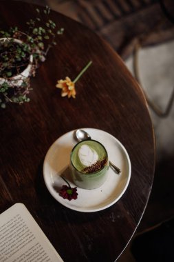 Yukarıdan cam vegan hindistan cevizi sütü ile Matcha latte sanat. 