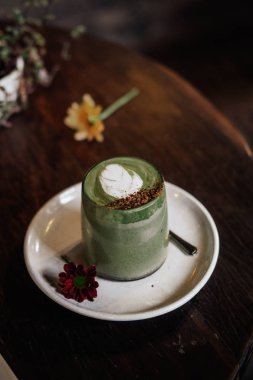 Matcha latte sanat cam vegan Hindistan cevizi sütü ile. Boşaltmak, görüntü filtresi tonda.