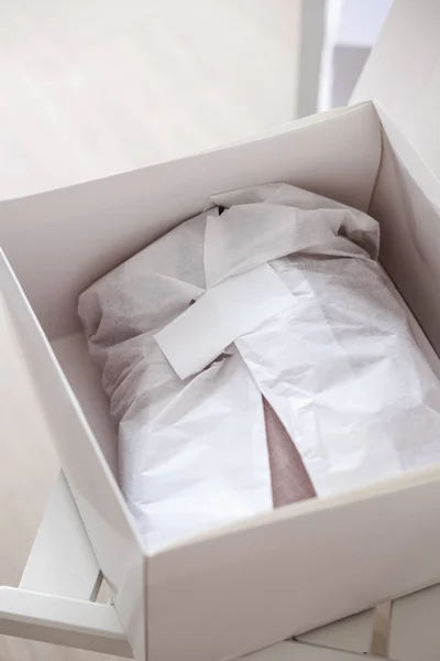 Caja Blanca Abierta Con Papel Regalo Etiqueta Sobre Blanco Copyspace — Foto de Stock