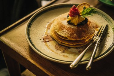 Amerikan ricotta bal ile yığın ve krem, ahşap masa krep. Sıcak ışık renkli görüntü filtre efekti. Gıda fotoğrafçılığı kavramı