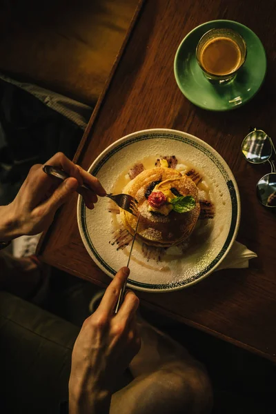 Pria Tangan Memotong Amerika Pancake Tumpukan Dengan Madu Dan Krim — Stok Foto