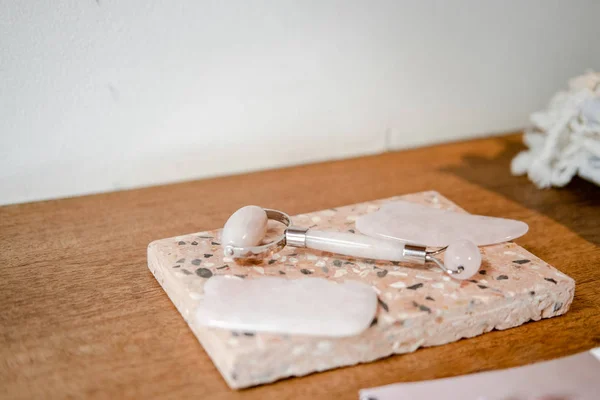 Rose Quartz roller wajah dan gua sha — Stok Foto