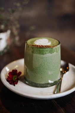 Vegan hindistan cevizi sütü ile Matcha latte 