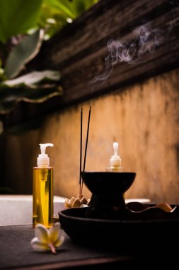 Spa salonu, masaj yağları, tütsü çubukları