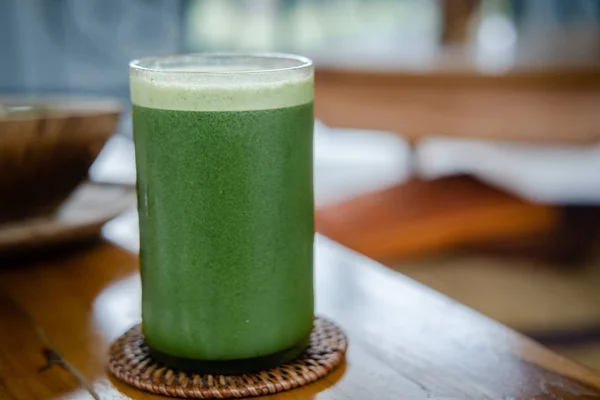 Vaso de jugo de apio verde sobre mesa de madera — Foto de Stock