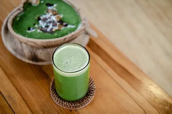 Copo de suco de aipo verde na mesa de madeira — Fotografia de Stock