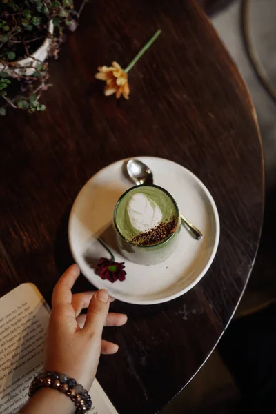 Matcha Latte mit veganer Kokosmilch — Stockfoto