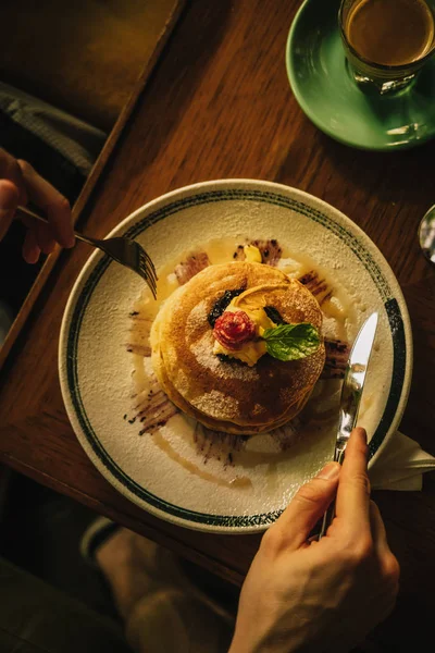 Man hands cutting american pancake stack — Stok Foto