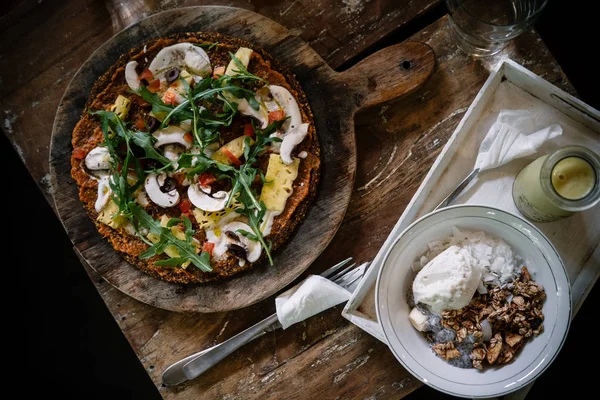 Pizza vegan mentah di atas meja kayu — Stok Foto