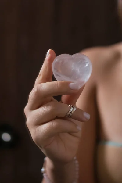 Woman holds rose quartz heart crystal — Stock Photo, Image