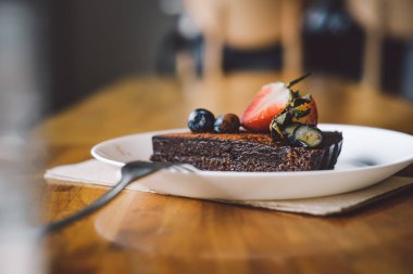 Vegan çiğ çikolata unsuz kek parçası 