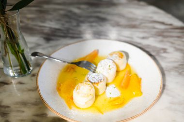 Portakal reçelli süzme peynirli krep.