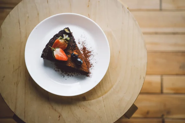 Vegan cokelat mentah berkembang sepotong kue — Stok Foto