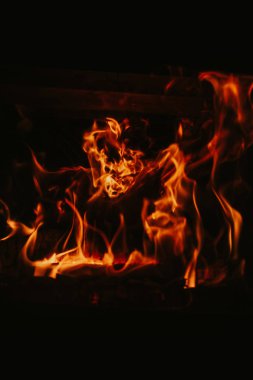 alevler siyah arkaplanda,